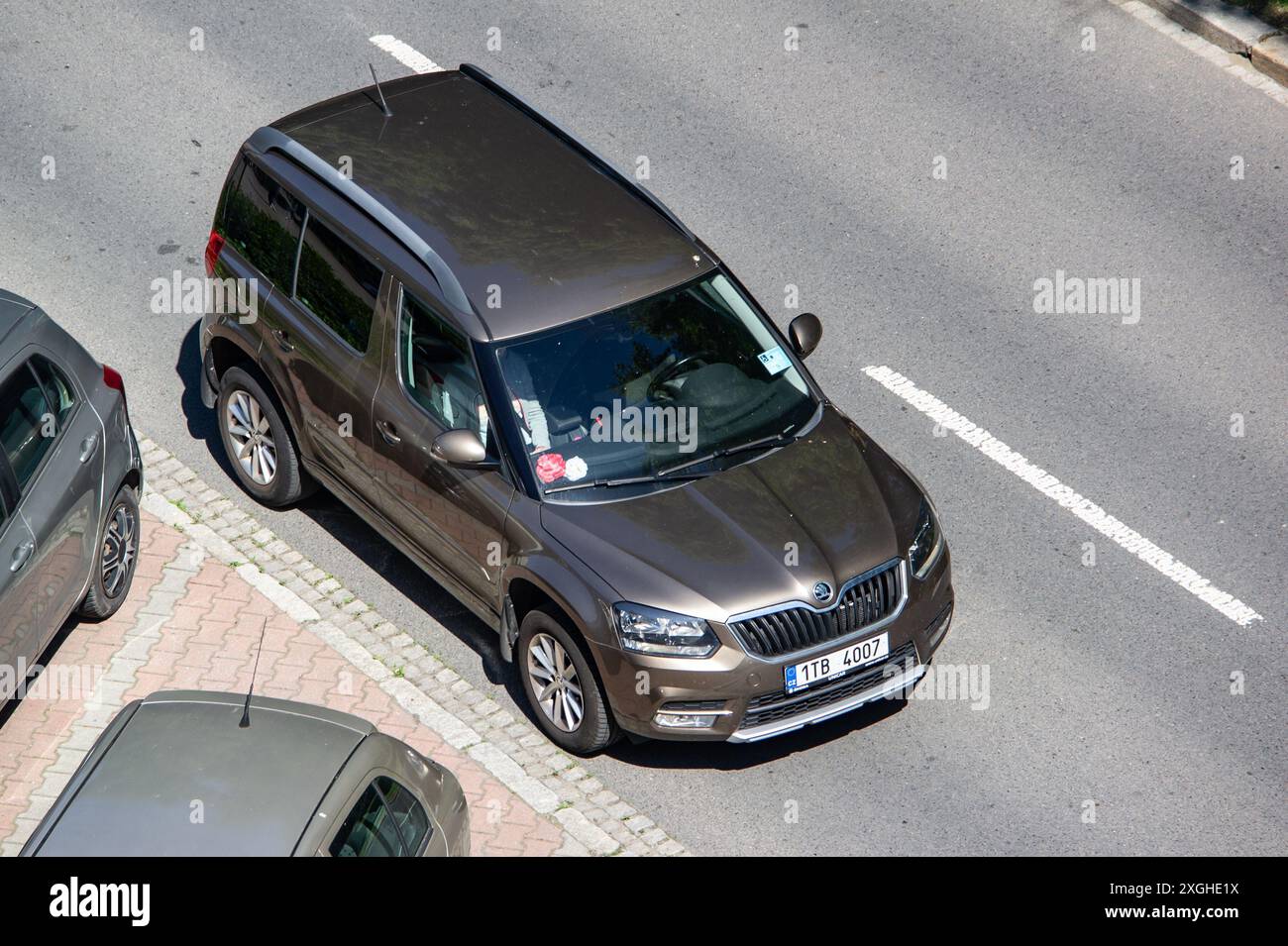 OSTRAVA, REPUBBLICA CECA - 14 MAGGIO 2024: Crossover Skoda Yeti marrone con facciate parcheggiato in strada Foto Stock