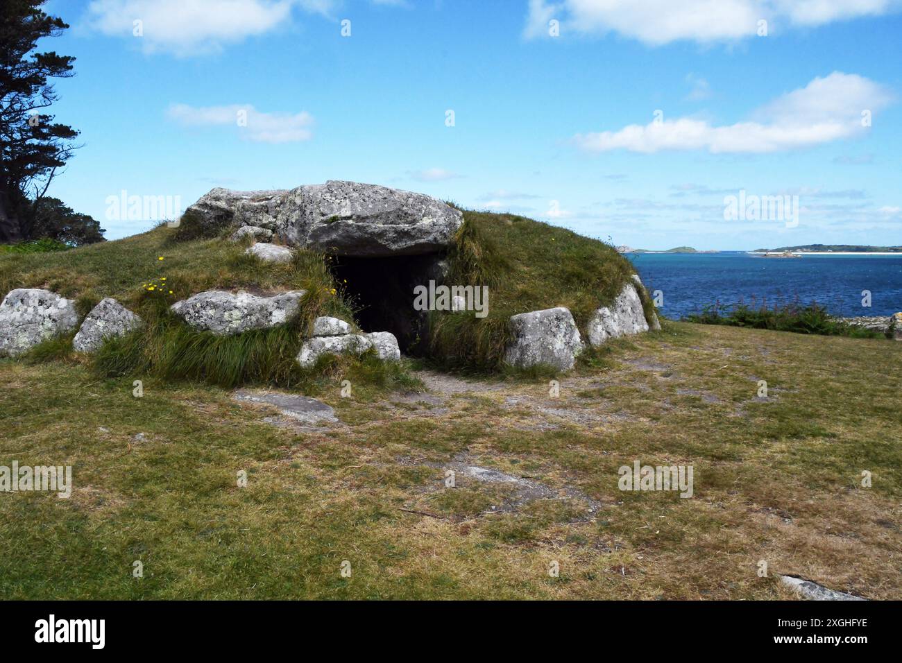 La camera di sepoltura dell'età del bronzo di Innisidgen superiore o tomba d'ingresso, conosciuta in vari modi come "Innisidgen Cairn" o "la tomba del gigante", è un tumulo ovale di terra Foto Stock