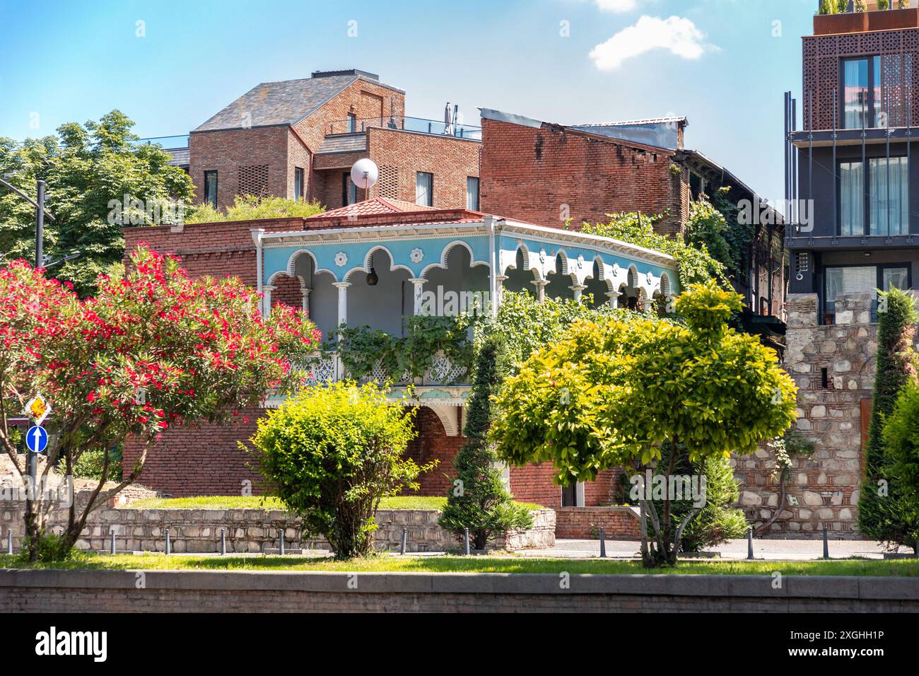 Edifici monumentali in via Nikoloz Baratashvili nel centro di Tbilisi, la capitale della Georgia. Foto Stock