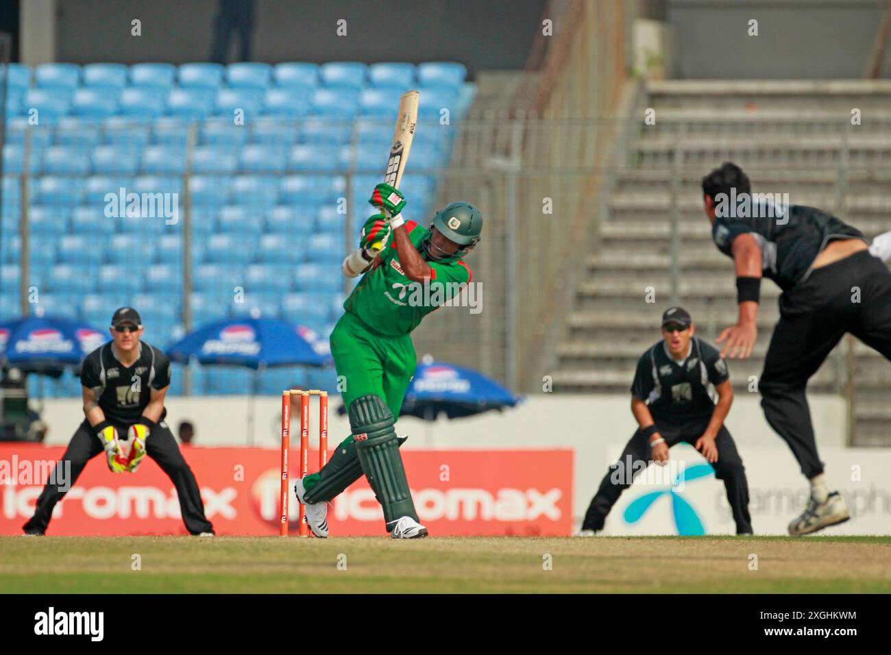 Bangladesh-nuova Zelanda One Day Inter National (ODI) quarta partita di cinque serie di partite al Sher-e-Bangla National Cricket Stadium di Mirpur, Dhaka, Bang Foto Stock