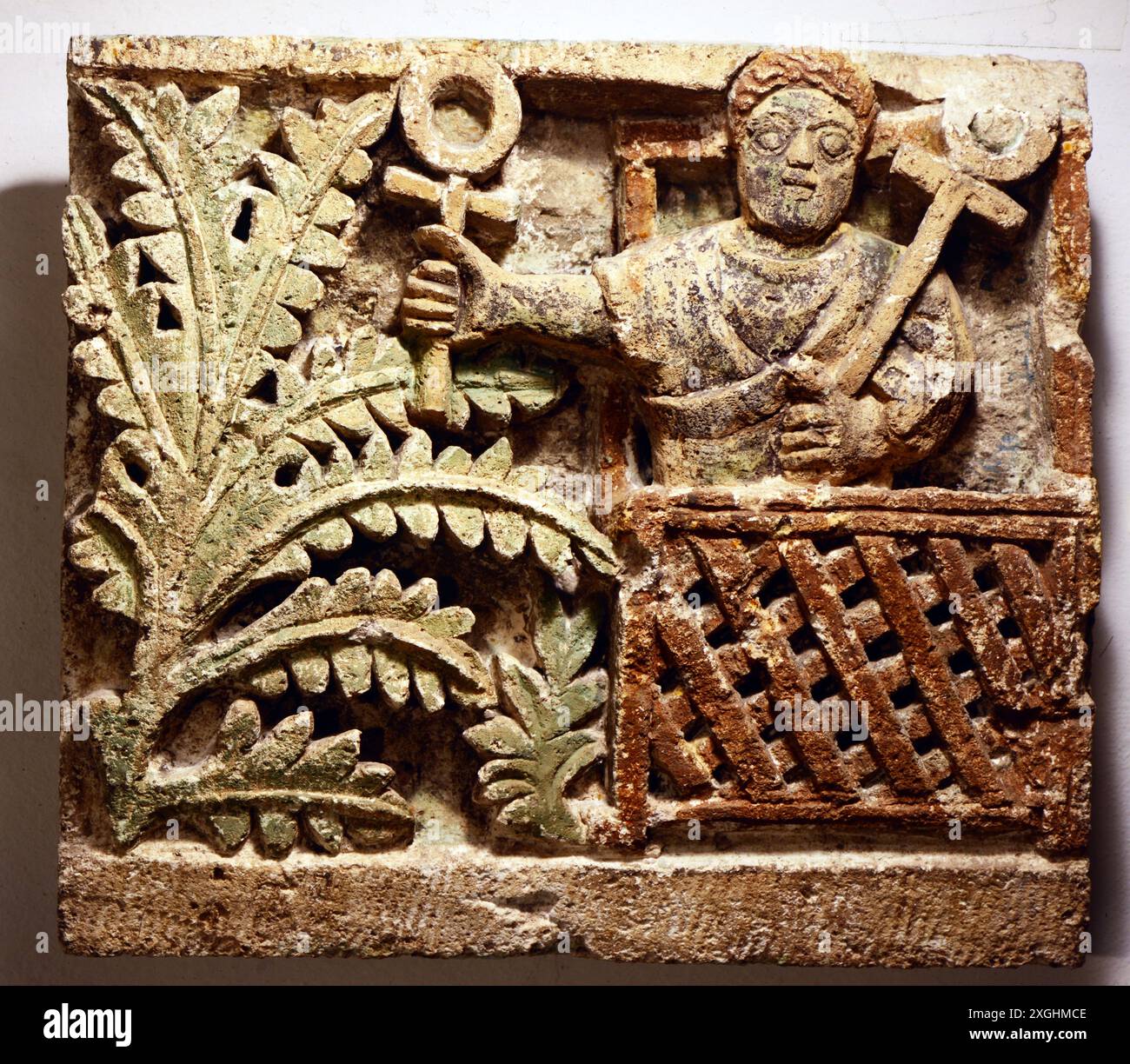 Belle arti, belle arti copte, scultura, fregio in rilievo con piante e uomo con segno di vita, Il COPYRIGHT DELL'ARTISTA NON DEVE ESSERE CANCELLATO Foto Stock