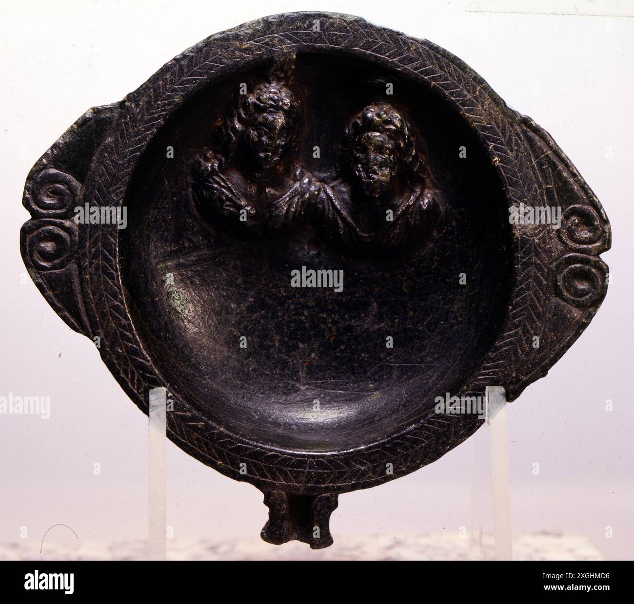 Belle arti, Egitto, artigianato, ciotola votiva con la dea Iside e il dio bambino Harpokrate, i secolo d.C., Il COPYRIGHT DELL'ARTISTA NON DEVE ESSERE CANCELLATO Foto Stock