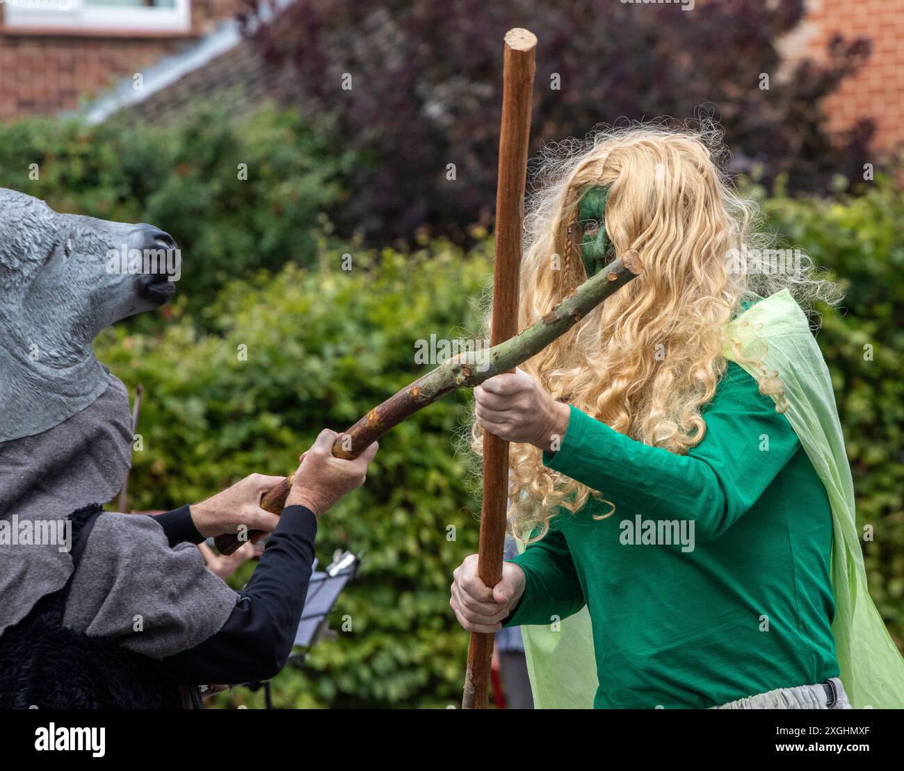 Palcoscenico che combatte con le stave mentre i Rendham Mummers celebrano la giornata più lunga eseguendo una commedia caotica sulla strada fuori dal pub del villaggio. Foto Stock