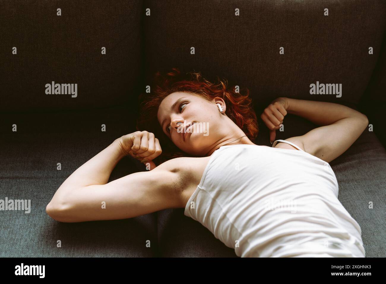 ritratto giovane donna attraente muscolare che mostra i muscoli sulle braccia Foto Stock