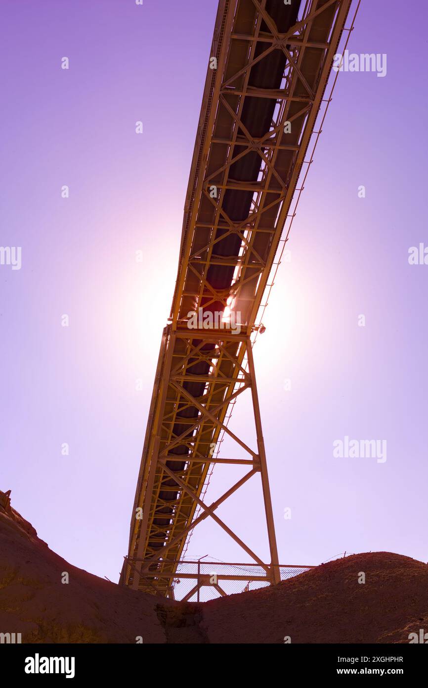 Vista dal basso di un nastro trasportatore in un impianto di lavorazione in una miniera di rame a cielo aperto in Cile. Foto Stock