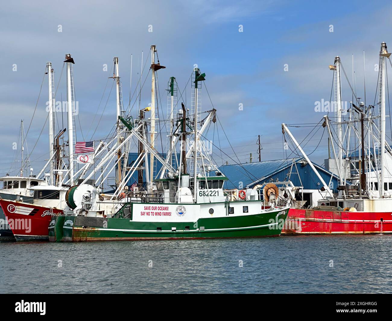 Pescherecci per la pesca di gamberi, pescherecci commerciali nelle Outer Banks. Beaufort, Carolina del Nord Foto Stock