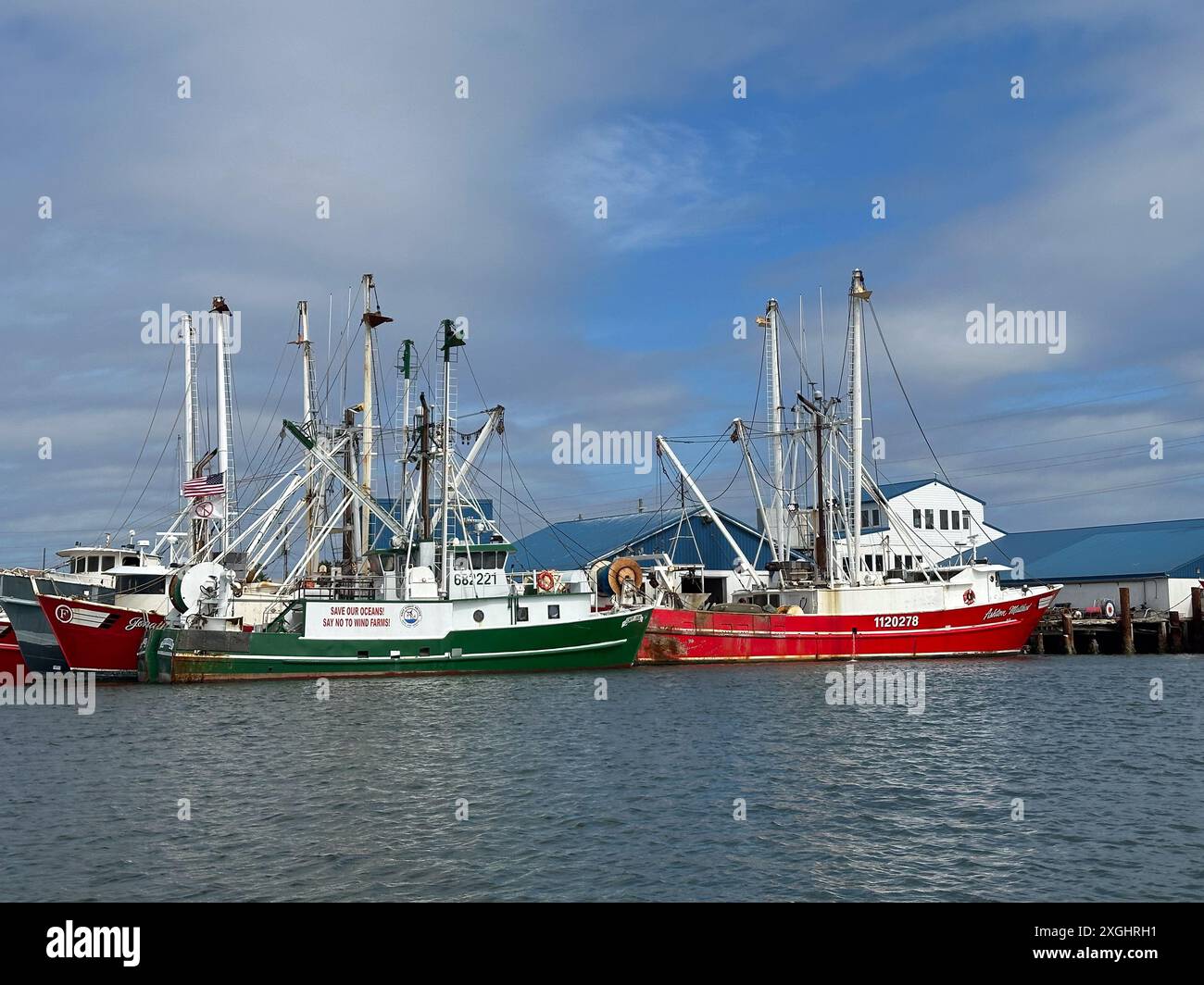 Pescherecci per la pesca di gamberi, pescherecci commerciali nelle Outer Banks. Beaufort, Carolina del Nord Foto Stock