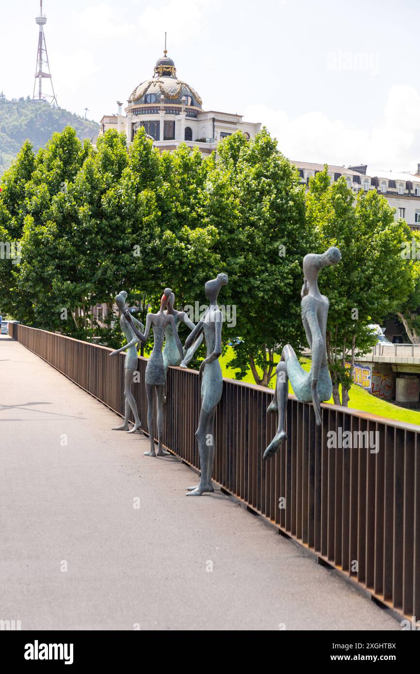 Tbilisi, Georgia - 23 GIUGNO 2024: Sculture umane moderne e stilizzate sul ponte Baratashvili sul fiume Kura a Tbilisi, capitale della Georgia. Foto Stock