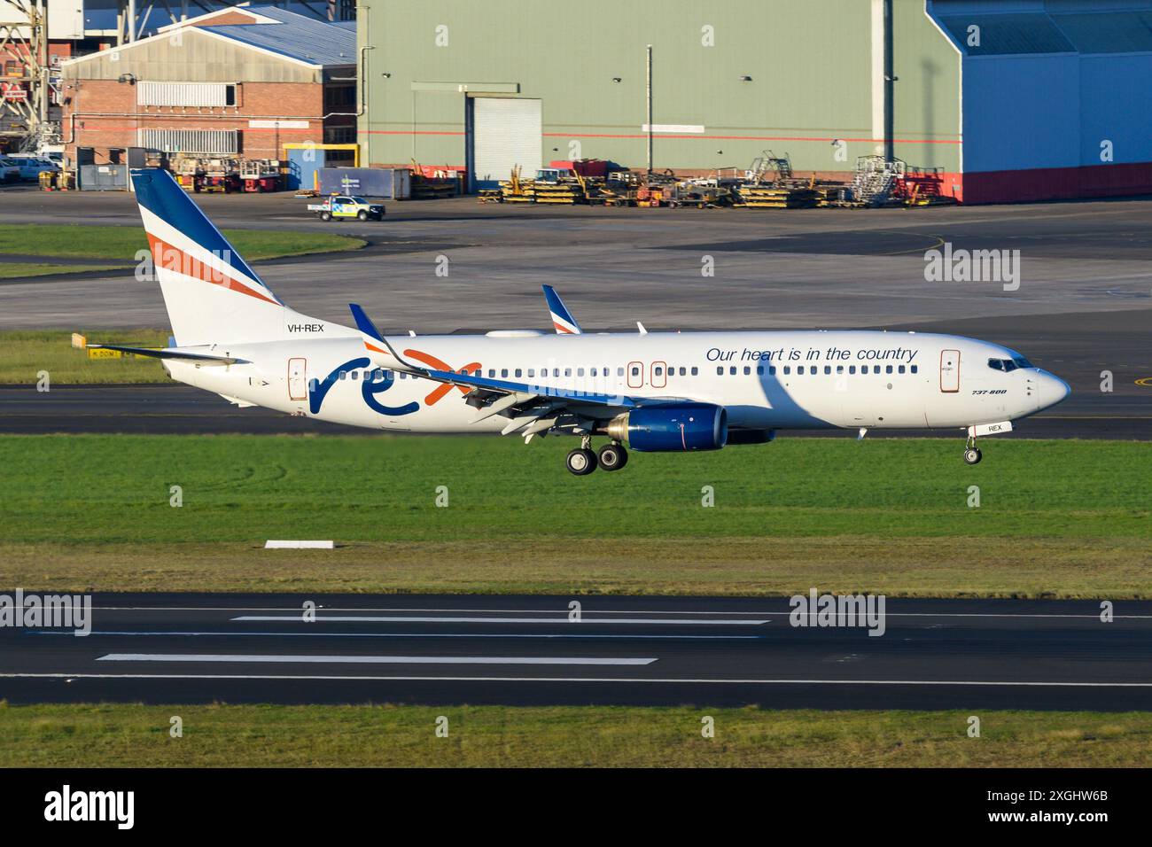 Rex Airlines Boeing 737 atterra all'aeroporto di Sydney. Aereo B737 della compagnia aerea Rex Airlines in arrivo. 737-800 aereo. Foto Stock