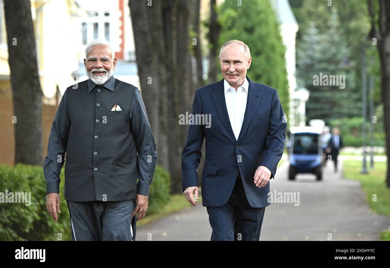 Novo-Ogaryovo, Russia. 8 luglio 2024. Il presidente russo Vladimir Putin, a destra, cammina con il primo ministro indiano Narendra modi, a sinistra, durante un tour dei terreni della residenza presidenziale di Novo-Ogaryovo, 8 luglio 29024, nell'Oblast' di Mosca, Russia. Crediti: Gavriil Grigorov/piscina del Cremlino/Alamy Live News Foto Stock