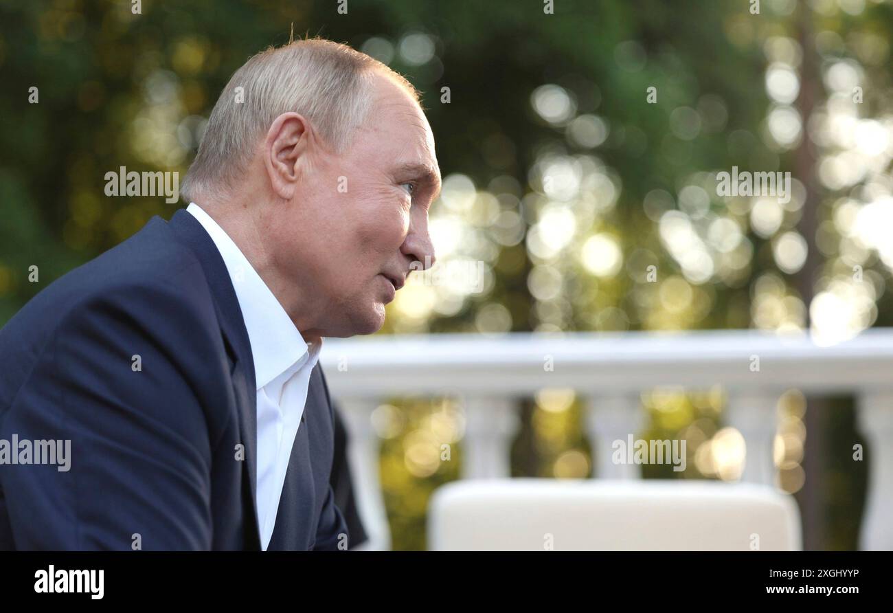 Novo-Ogaryovo, Russia. 8 luglio 2024. Il presidente russo Vladimir Putin, parla con il primo ministro indiano Narendra modi durante il tè e un incontro informale presso la residenza presidenziale di Novo-Ogaryovo, 8 luglio 29024, nell'Oblast' di Mosca, Russia. Crediti: Gavriil Grigorov/piscina del Cremlino/Alamy Live News Foto Stock