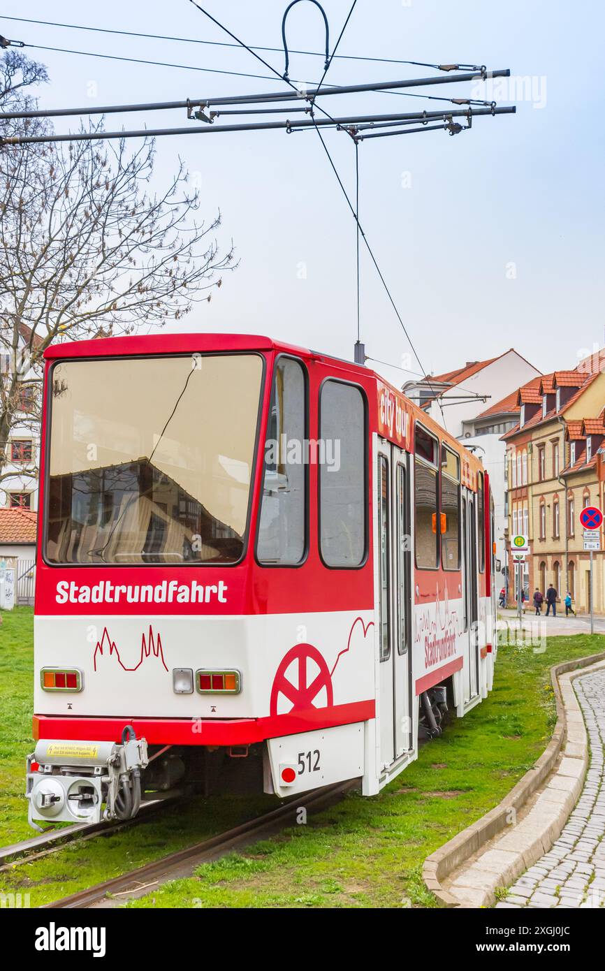 Tram rosso turistico nel centro storico di Erfurt, Germania Foto Stock