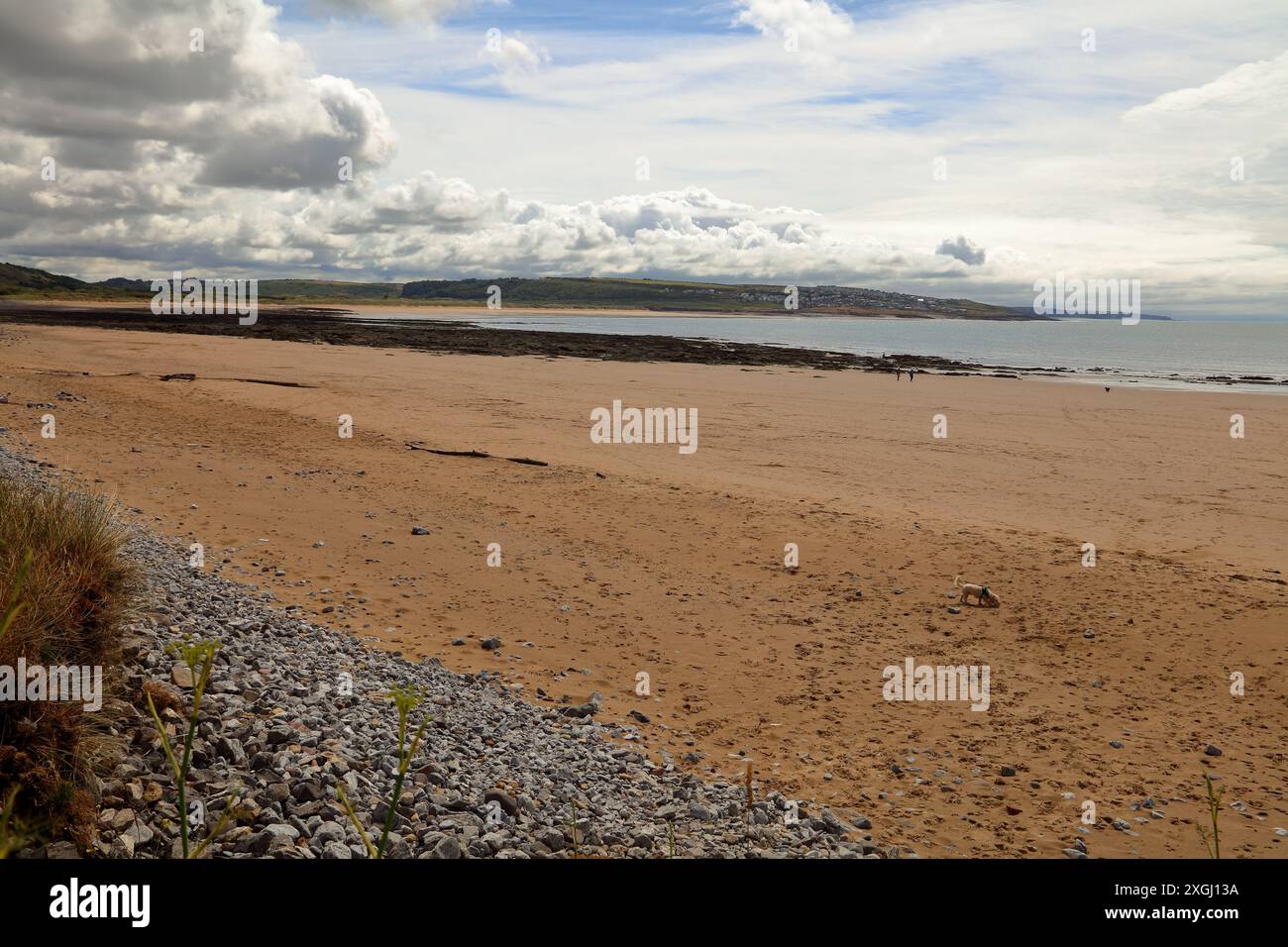 Una lunga vista dalla spiaggia di Newton che guarda attraverso la baia di Newton verso Ogmore via mare e Nash Point in lontananza in una bella giornata di sole. Foto Stock