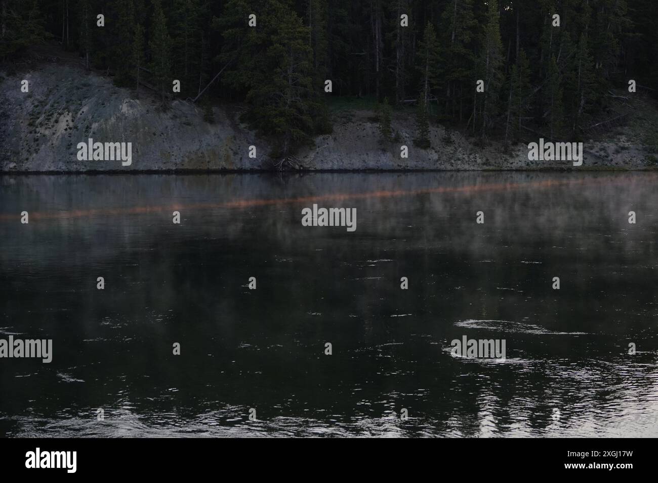 Raggio arancione della luce del sole del mattino presto sul fumante fiume Yellowstone Foto Stock