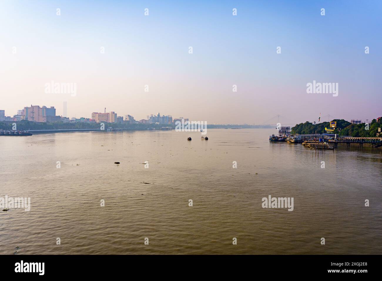 Il fiume Hooghly è visibile dal ponte Howrah al mattino. Paesaggio della città indiana di Kolkata conosciuta anche come Calcutta Foto Stock