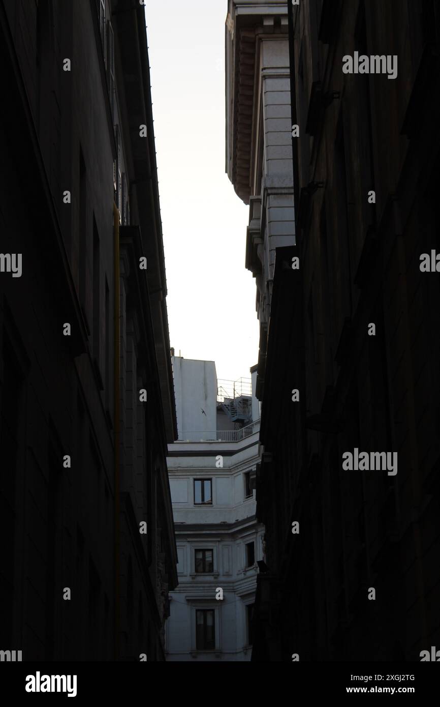 Edifici metropolitani in bianco e nero. Architettura in bianco e nero. Edifici in bianco e nero prima della guerra. Milano, Italia. Foto Stock