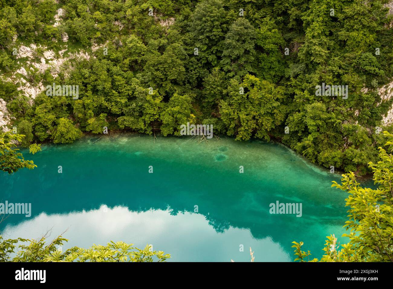Laghi blu perlescenti di Plitvice Croazia Foto Stock