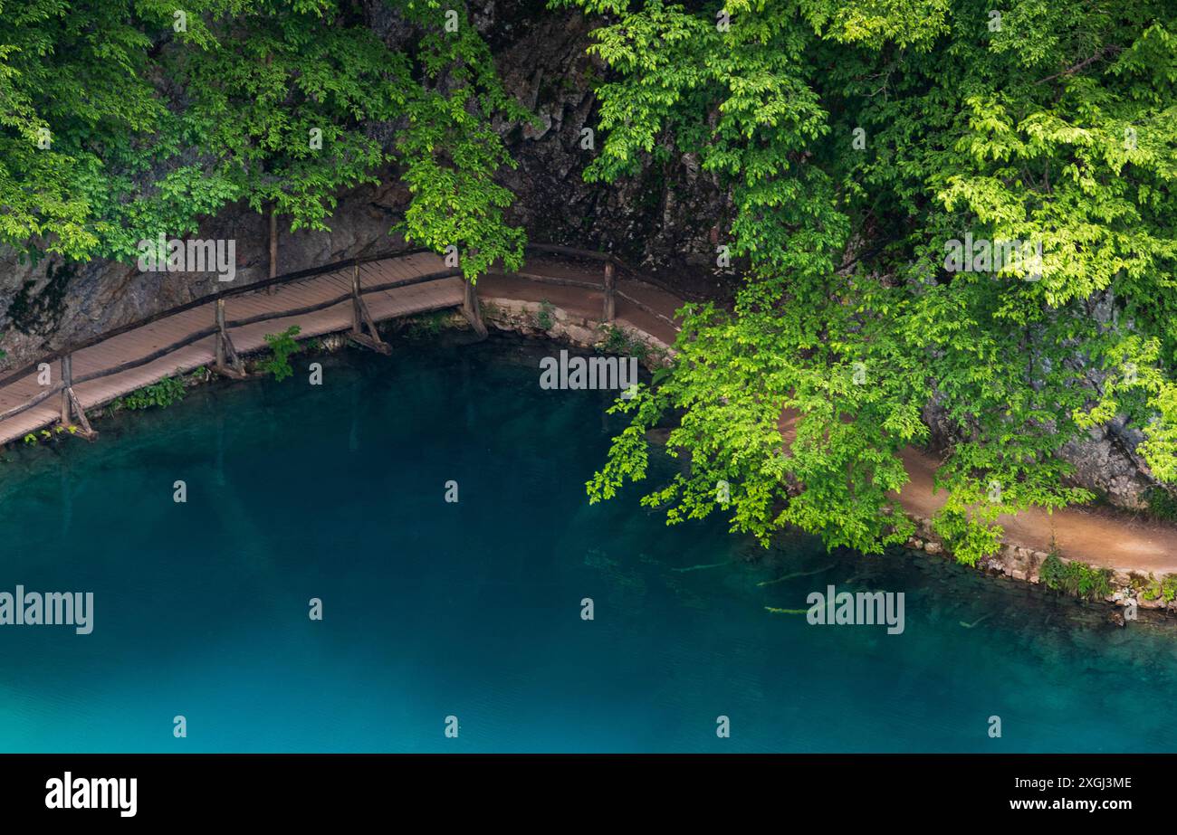 Laghi blu perlescenti di Plitvice Croazia Foto Stock