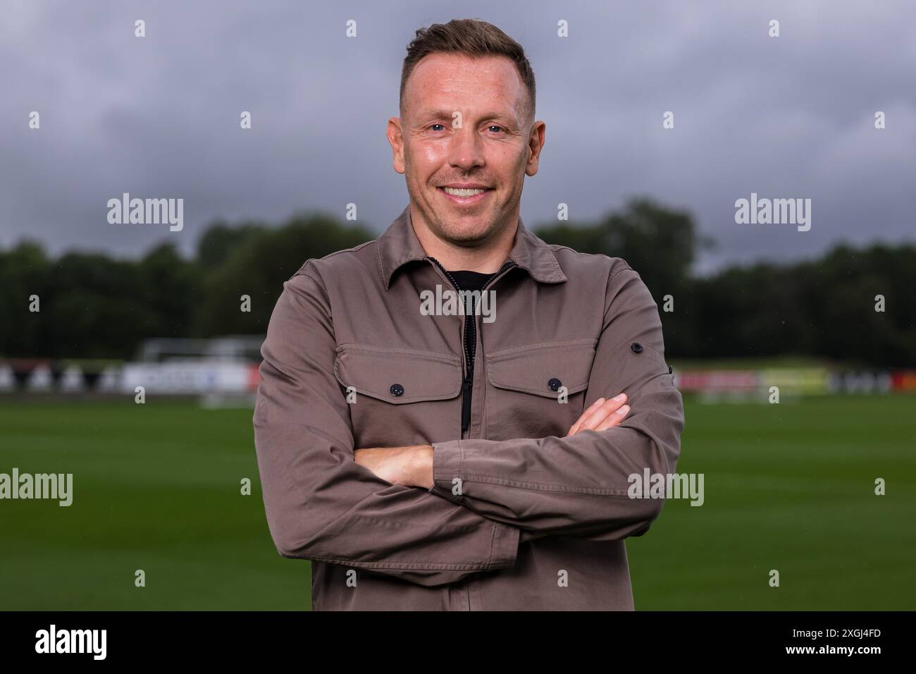 PONTYCLUN, REGNO UNITO. 9 luglio 2024. Craig Bellamy posa per una foto dopo essere stato annunciato come il nuovo manager della nazionale maschile senior del Galles al vale Resort, Hensol, Galles. (PIC di John Smith/FAW) credito: Football Association of Wales/Alamy Live News Foto Stock