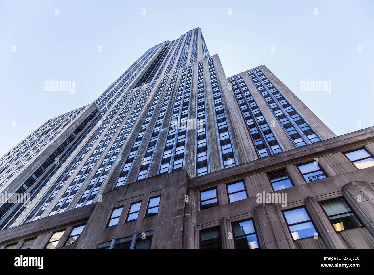 Guarda l'Empire State Building di New York da terra Foto Stock