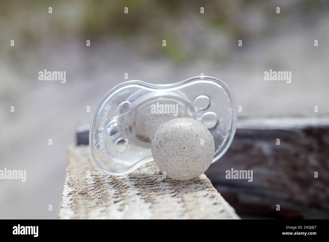 un succhietto per bambini nella sabbia di una spiaggia di mare Foto Stock