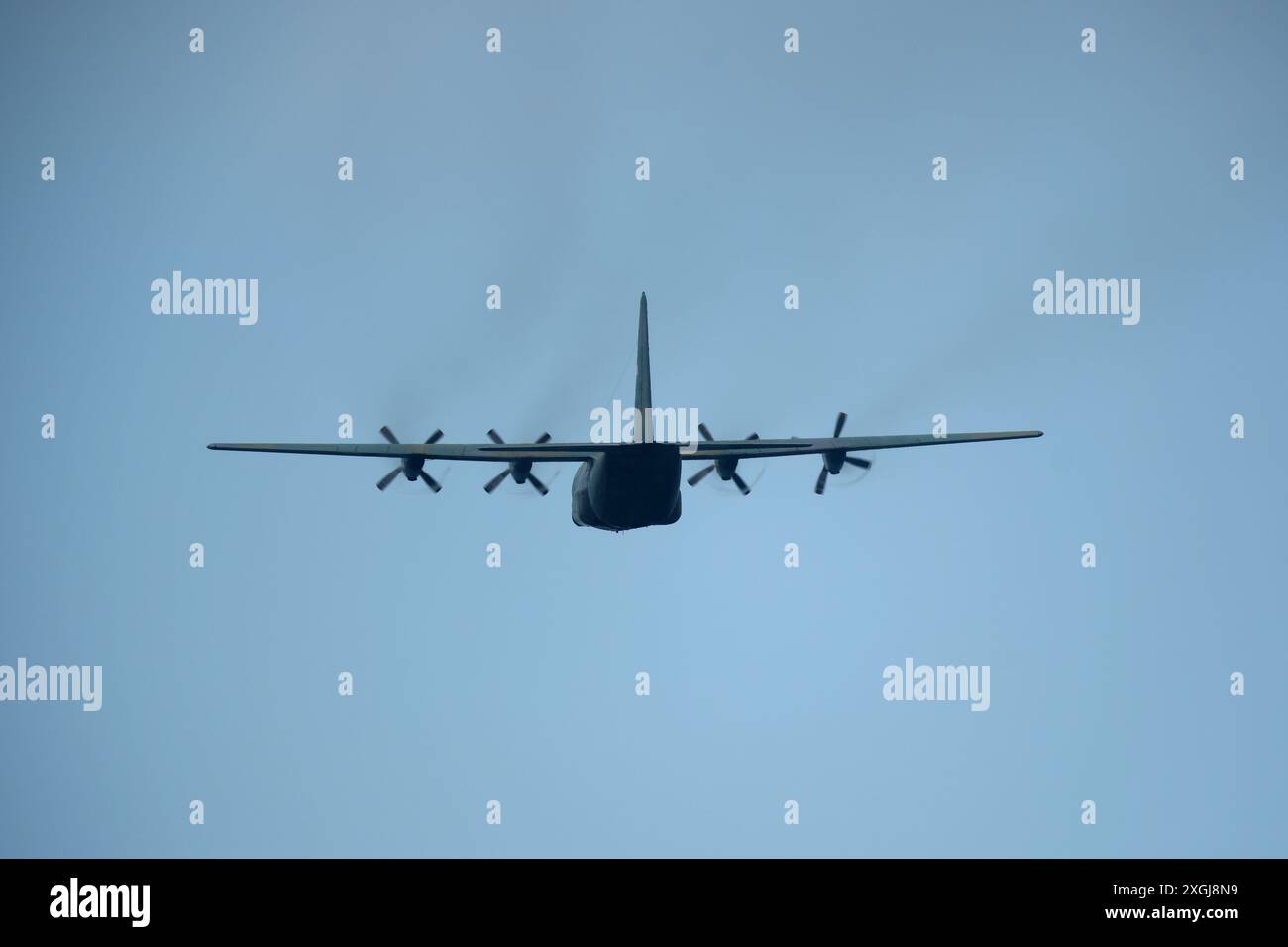 Aereo da trasporto militare turboelica a quattro motori nel cielo. (Lockheed C-130 Hercules) Foto Stock