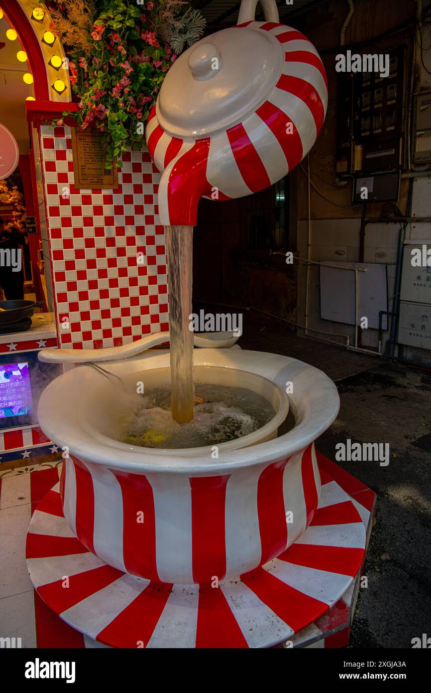 30 gennaio 2022, Xiamen, Cina: Una teiera e l'installazione della tazza all'ingresso del negozio di souvenir Foto Stock