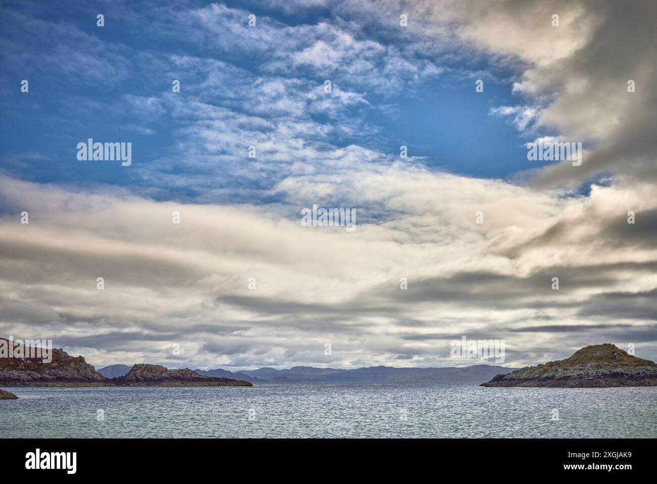 Vista sul mare a ovest dalla spiaggia di Rhu con un cielo spettacolare e mutevole. Dalla spiaggia di Rhu. Arisaig, Scozia Foto Stock