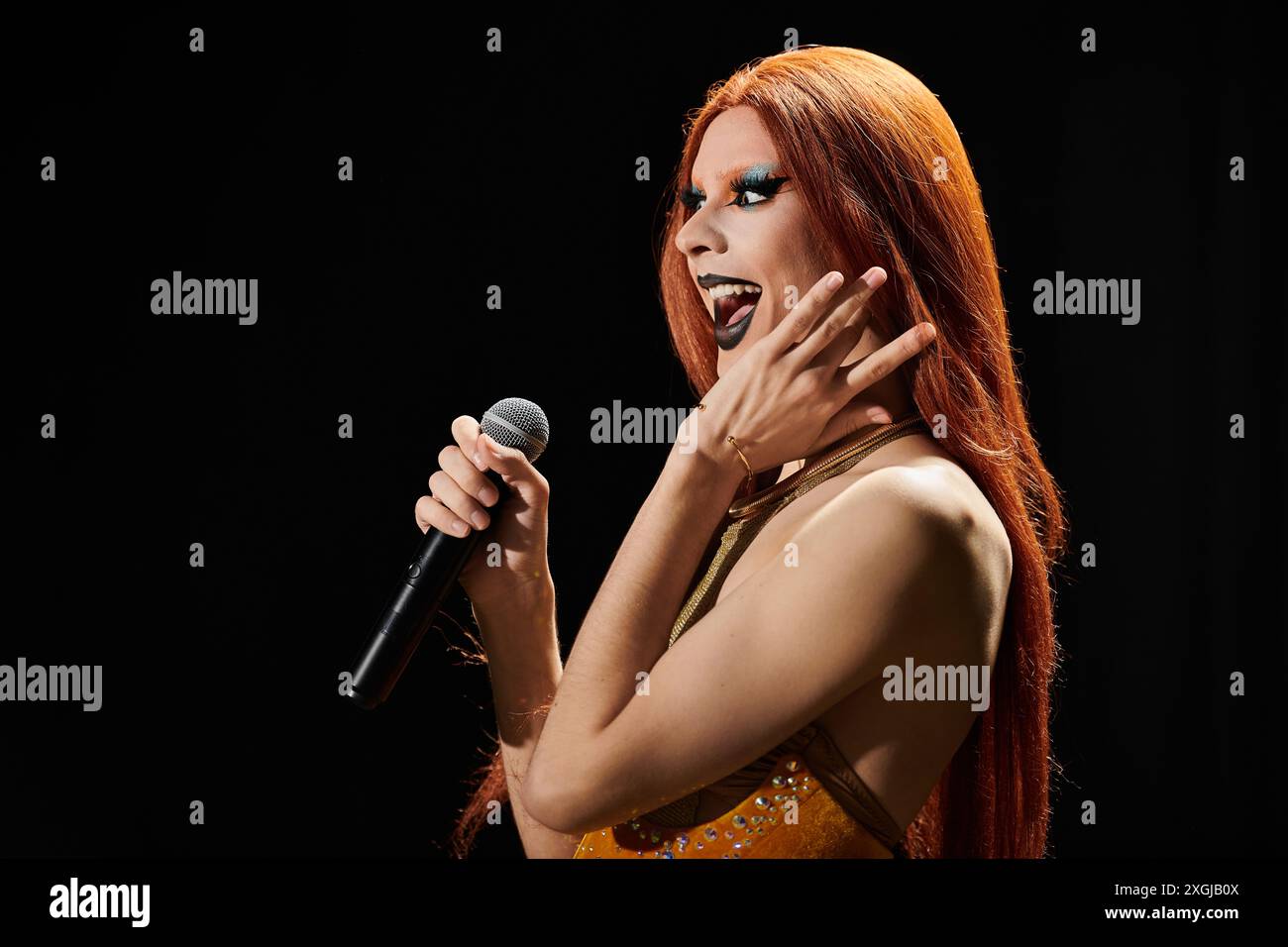 Una drag queen si esibisce sul palco, microfono in mano, con un'espressione drammatica sul viso. Foto Stock Una drag queen si esibisce sul palco, microfono in mano, con un'espressione drammatica sul viso. Foto Stock