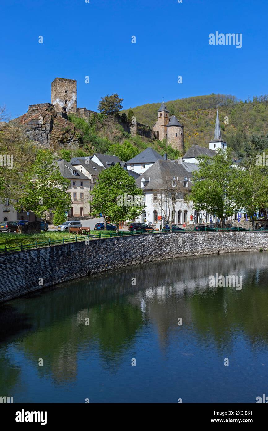 Europa, Lussemburgo, Diekirch, Esch-sur-Sûre, vista sul fiume Sûre e sul centro del villaggio Foto Stock
