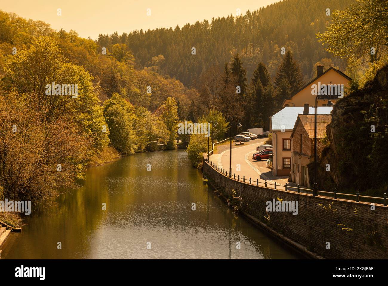 Europa, Lussemburgo, Diekirch, Esch-sur-Sûre, vista sul fiume Sûre al tramonto Foto Stock