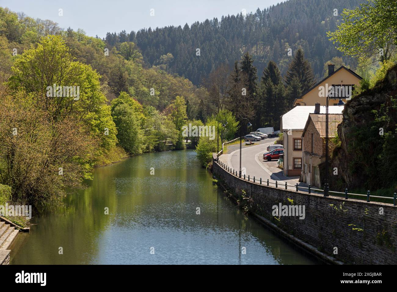 Europa, Lussemburgo, Diekirch, Esch-sur-Sûre, vista sul fiume Sûre vicino a Rue d'Eschdorf Foto Stock