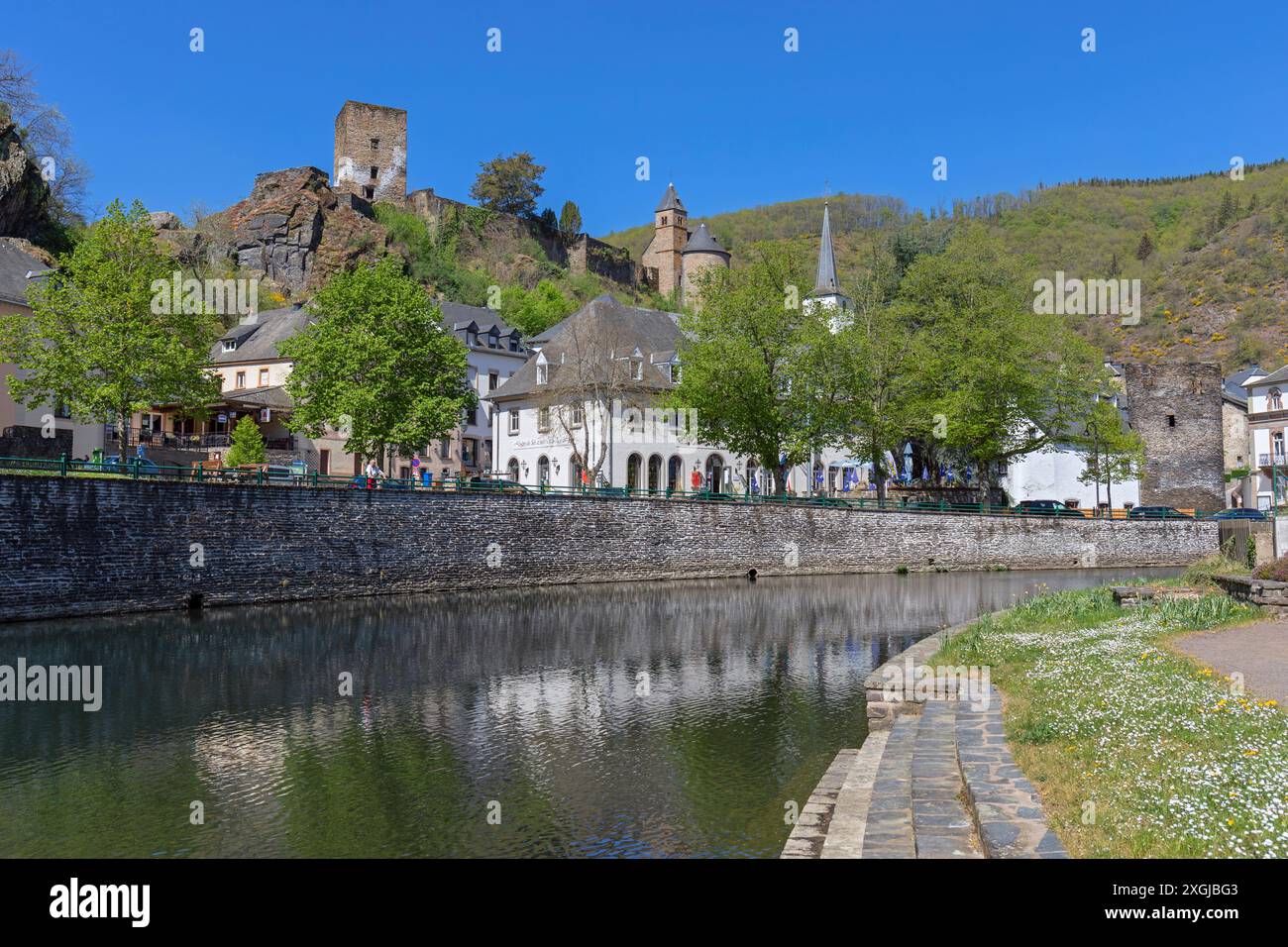 Europa, Lussemburgo, Diekirch, Esch-sur-Sûre, vista sul fiume Sûre e sul centro del villaggio Foto Stock