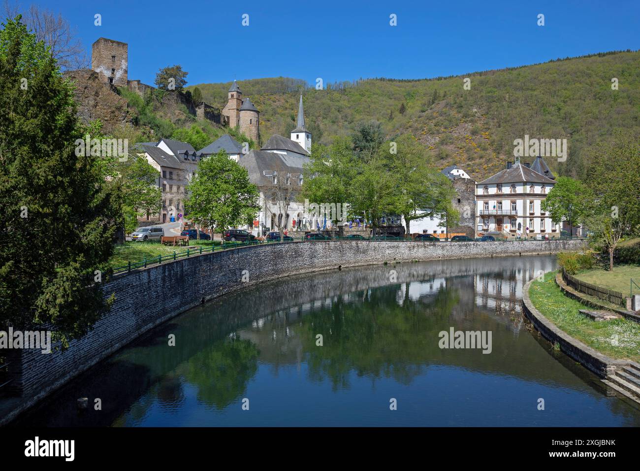 Europa, Lussemburgo, Diekirch, Esch-sur-Sûre, vista sul fiume Sûre e sul centro del villaggio Foto Stock