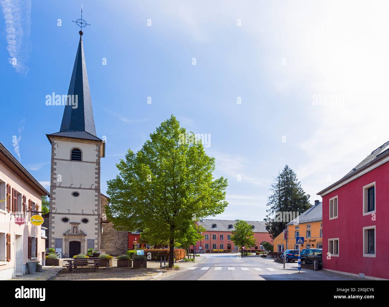 Europa, Lussemburgo, Diekirch, Saeul, Chiesa dell'assunzione della Beata Vergine Maria e Centro del Villaggio Foto Stock