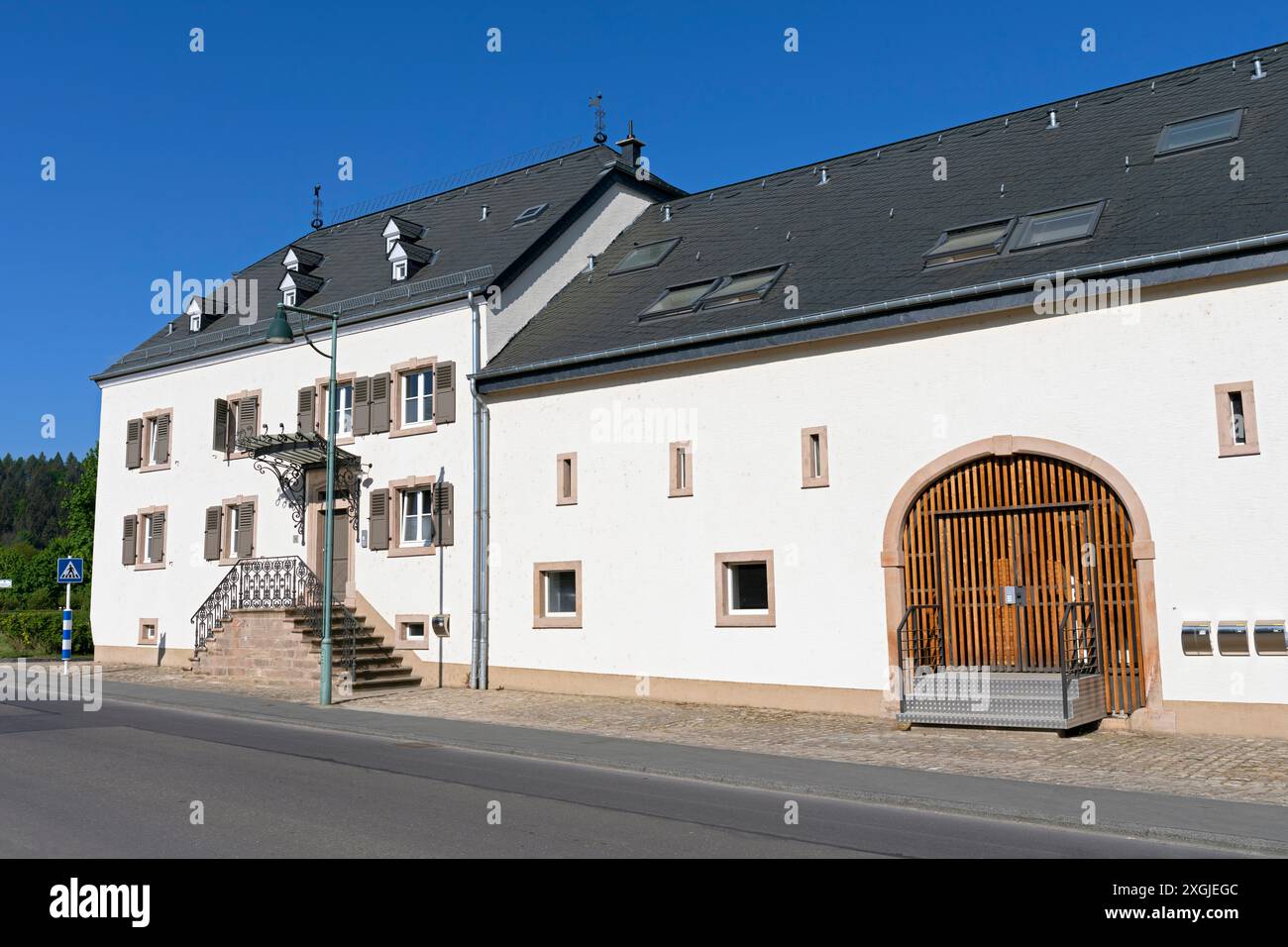 Europa, Lussemburgo, Colmar-Berg, Casa e fienile recentemente convertiti in Rue de la Poste Foto Stock