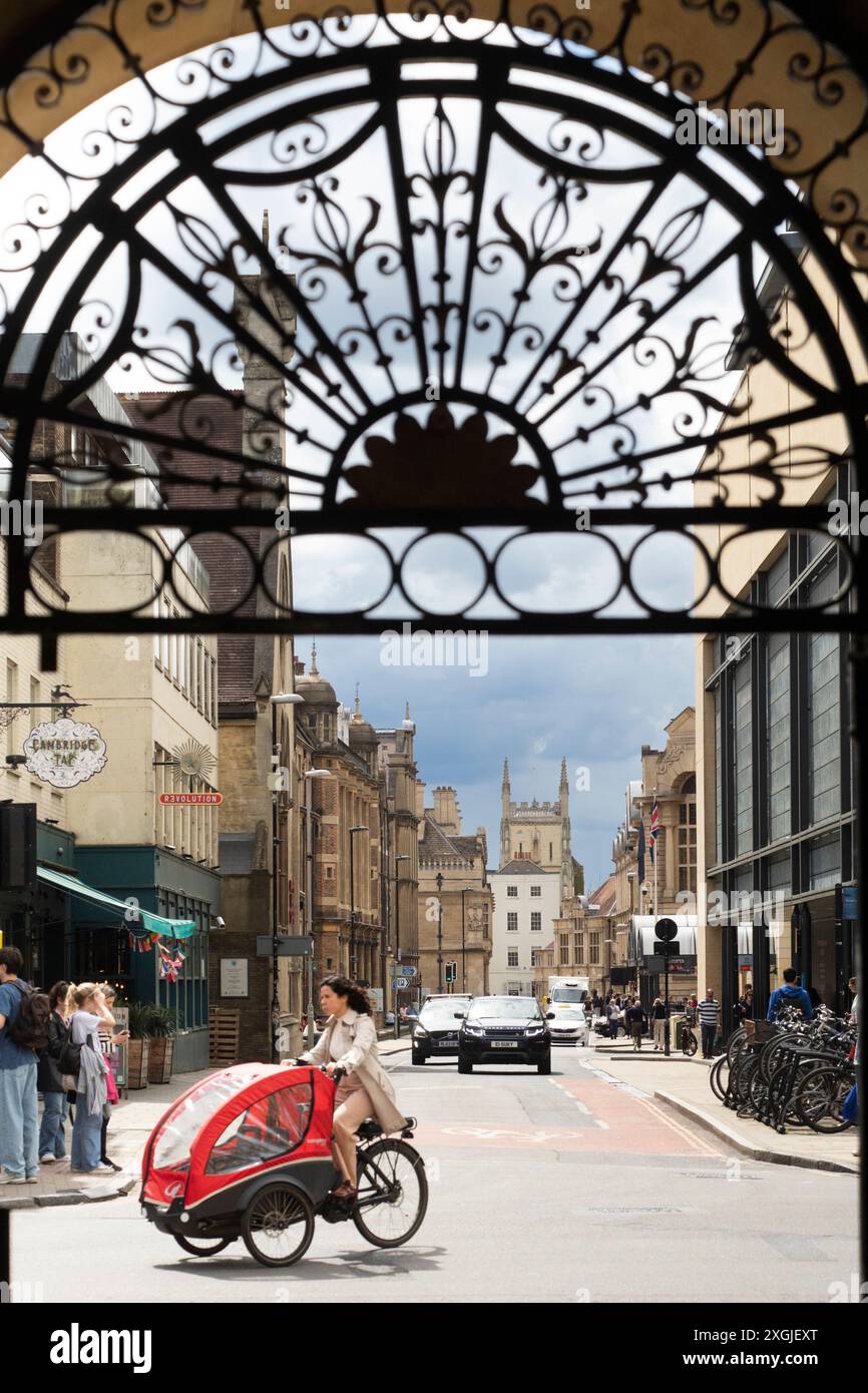 Cambridge è una città sul fiume Cam nell'Inghilterra orientale, sede della prestigiosa Università di Cambridge Foto Stock