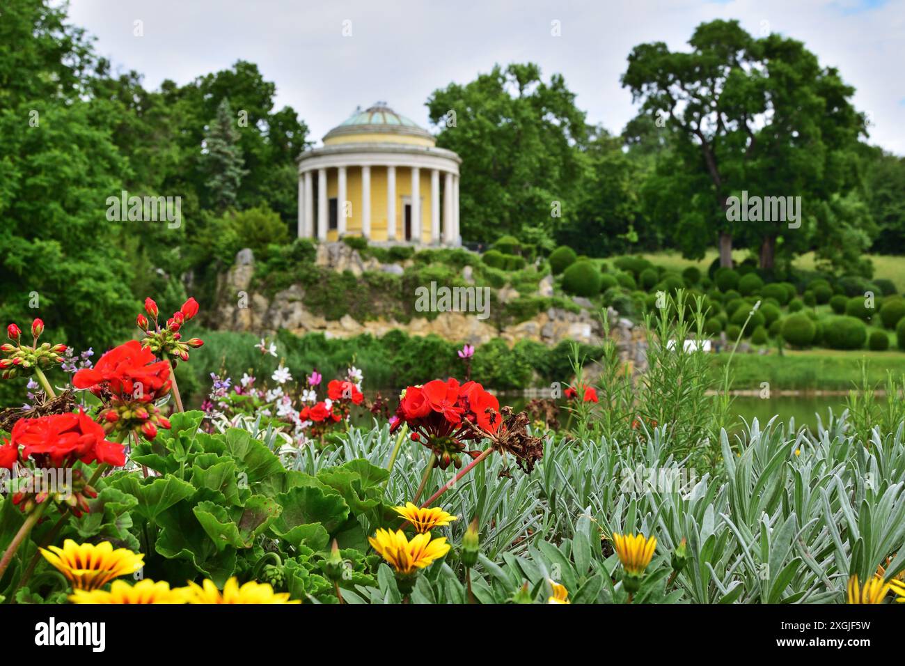 Fiori nel parco del palazzo Esterhazy a Eisenstadt, Austria Foto Stock