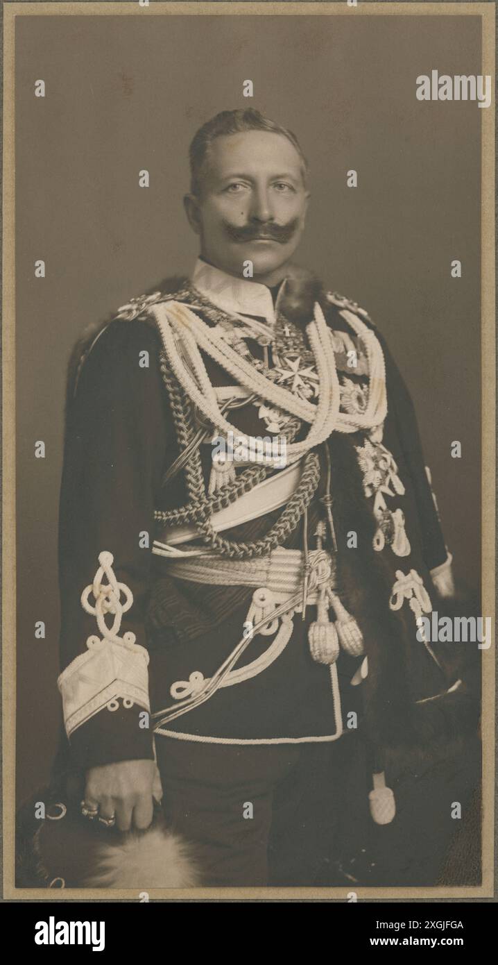 Guglielmo II (Friedrich Wilhelm Viktor Albert) fu l'ultimo imperatore tedesco e re di Prussia dal 1888 fino alla sua abdicazione nel 1918, che segnò la fine dell'Impero tedesco, così come i 300 anni di dominio della Prussia della dinastia Hohenzollern 27 gennaio 1859 - 4 giugno 1941. Attraverso sua madre Vittoria di Gran Bretagna e Irlanda, era nipote della regina Vittoria. Fotografo William Slade Stuart (1858-1938), studio Richmond, Surrey Foto Stock