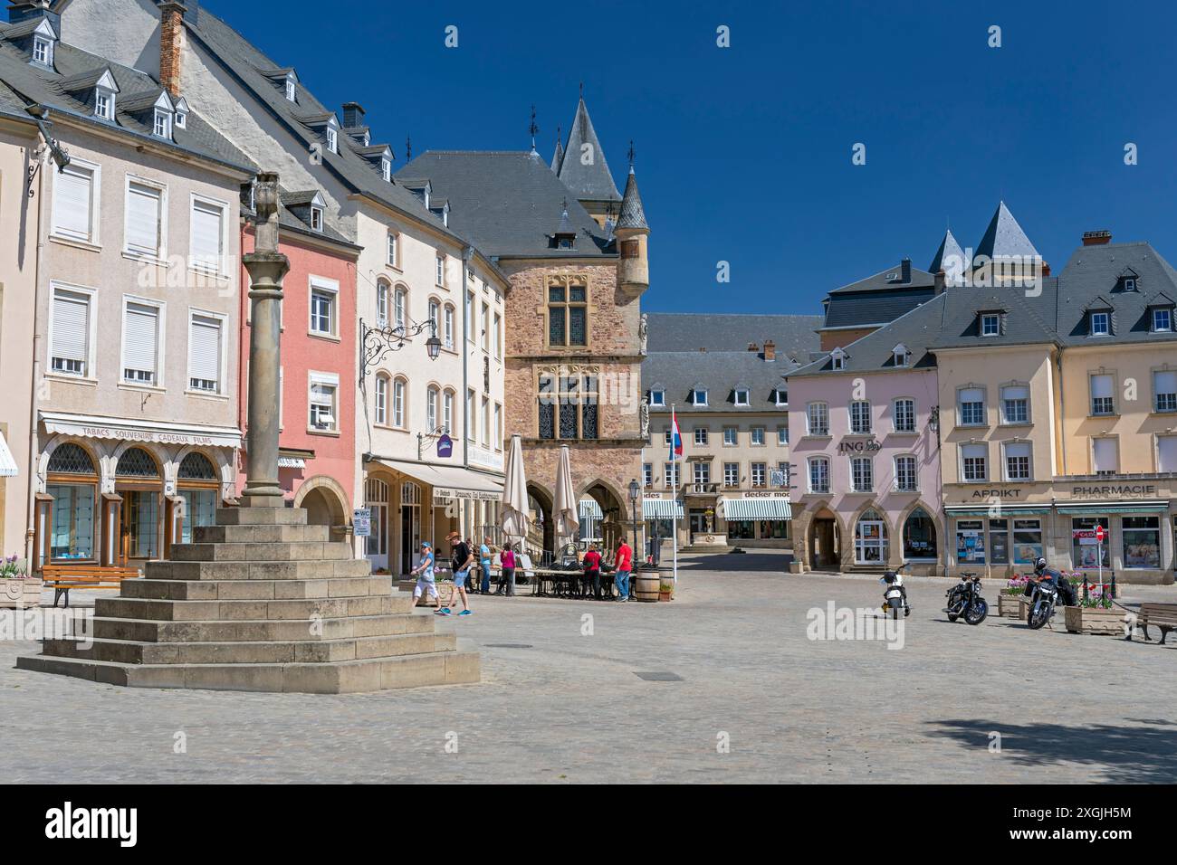Europa, Lussemburgo, Echternach, Place du Marché con la Croce di giustizia e il tribunale storico (o Dënzelt) oltre Foto Stock