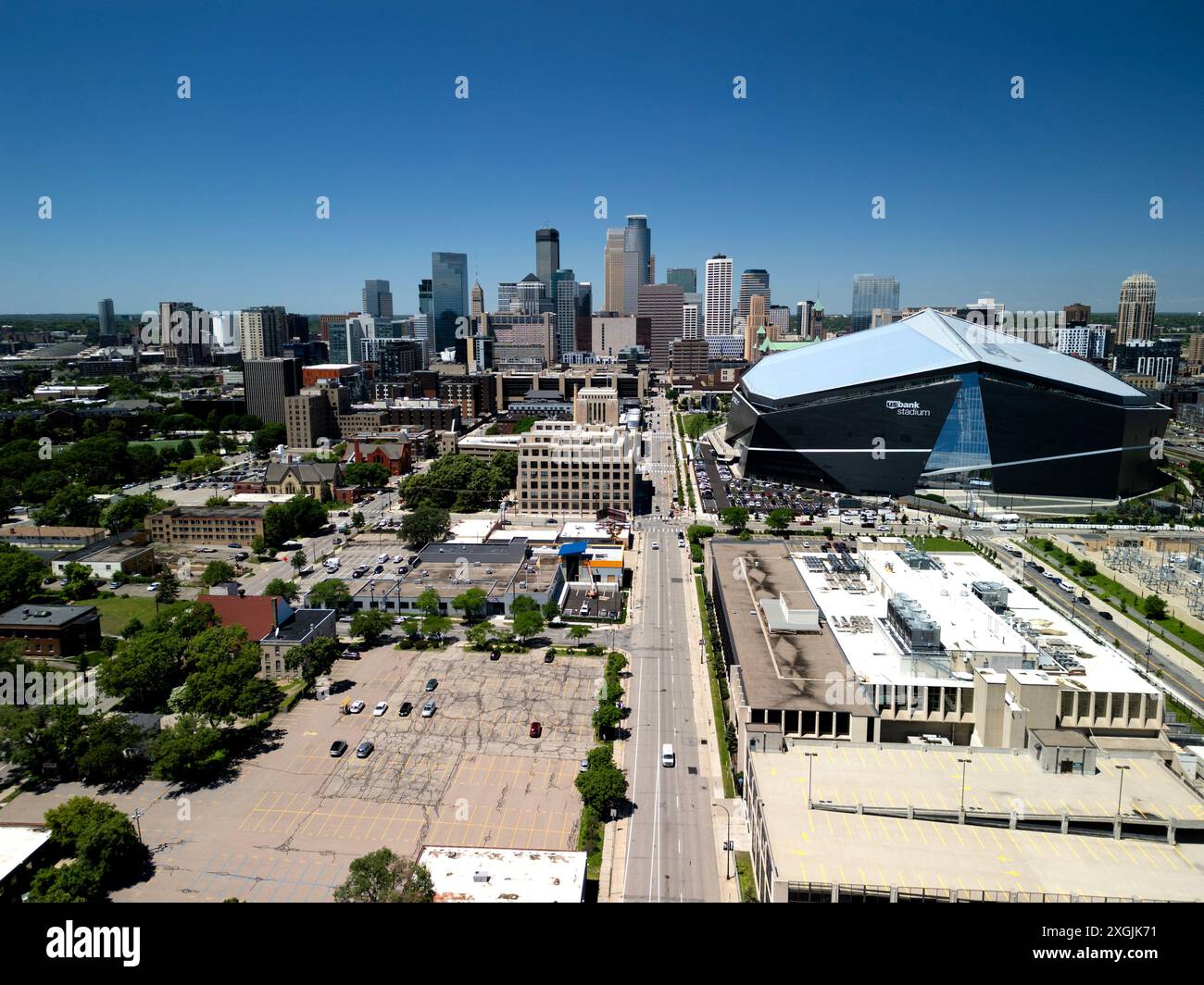 Vista aerea dello stadio della US Bank e dello skyline di Minneapolis in centro in una giornata di cielo blu Foto Stock