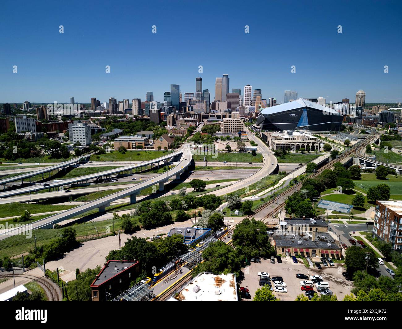 Vista aerea del centro di Minneapolis con lo US Bank Stadium e l'interstate 35 Foto Stock