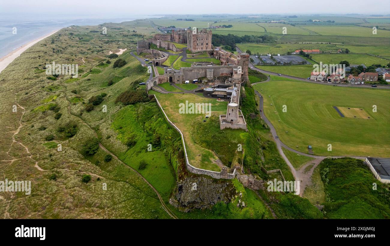 Vista aerea del castello di Bamburgh, Northumberland, Inghilterra, Regno Unito Foto Stock