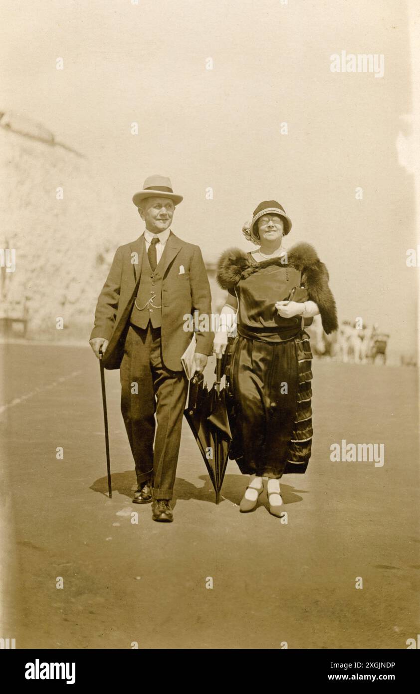 Intorno agli anni '1930, foto storiche, foto a piedi, coppia ben vestita fotografata davanti a Margate, Kent, Inghilterra, Regno Unito Foto Stock