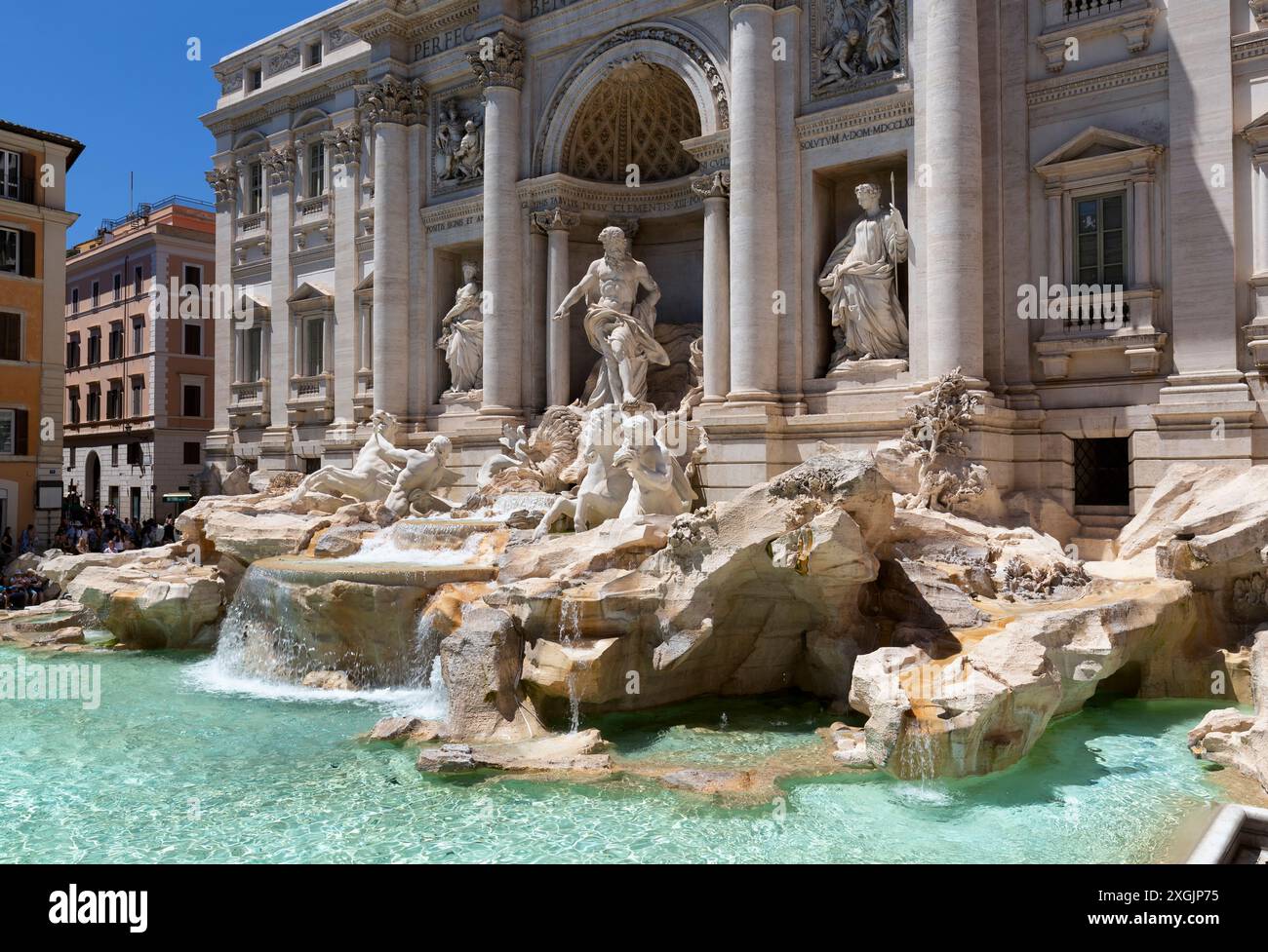 Vista della Fontana di Trevi a Roma, Italia. Trevi è la fontana più famosa di Roma. Architettura e punto di riferimento di Roma. Foto Stock
