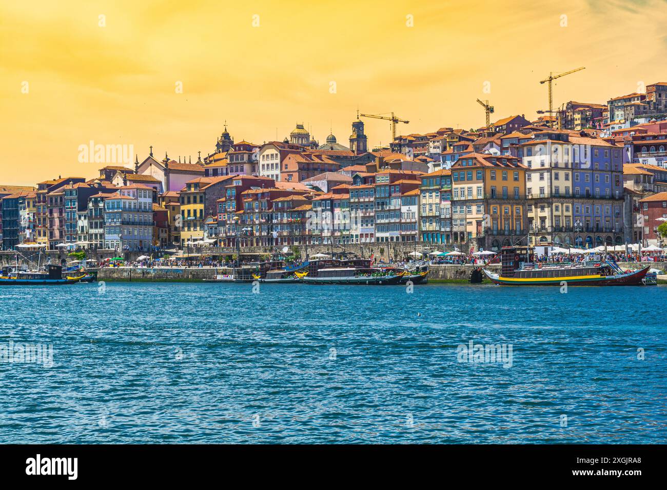 Porto, la città portoghese famosa in tutto il mondo per il suo omonimo, costruita sull'estuario del fiume Douro prima di sfociare nell'Atlantico Foto Stock