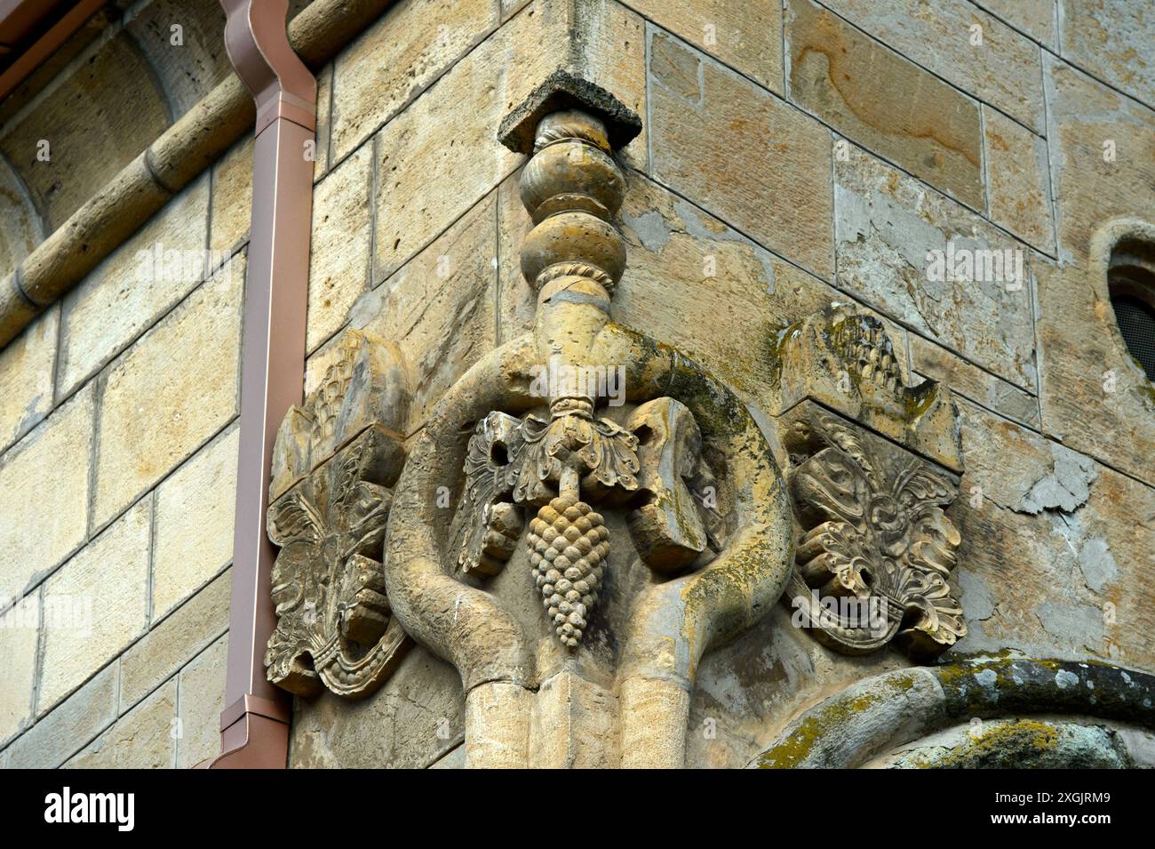 Pianta di vite stilizzata con uva come dettaglio architettonico sull'angolo nord-est e sud-est della chiesa a cupola a croce di Samtavisi, Georgia Foto Stock