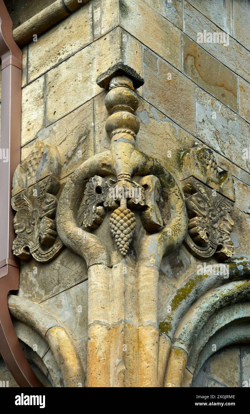Pianta di vite stilizzata con uva come dettaglio architettonico sull'angolo nord-est e sud-est della chiesa a cupola a croce di Samtavisi, Georgia Foto Stock