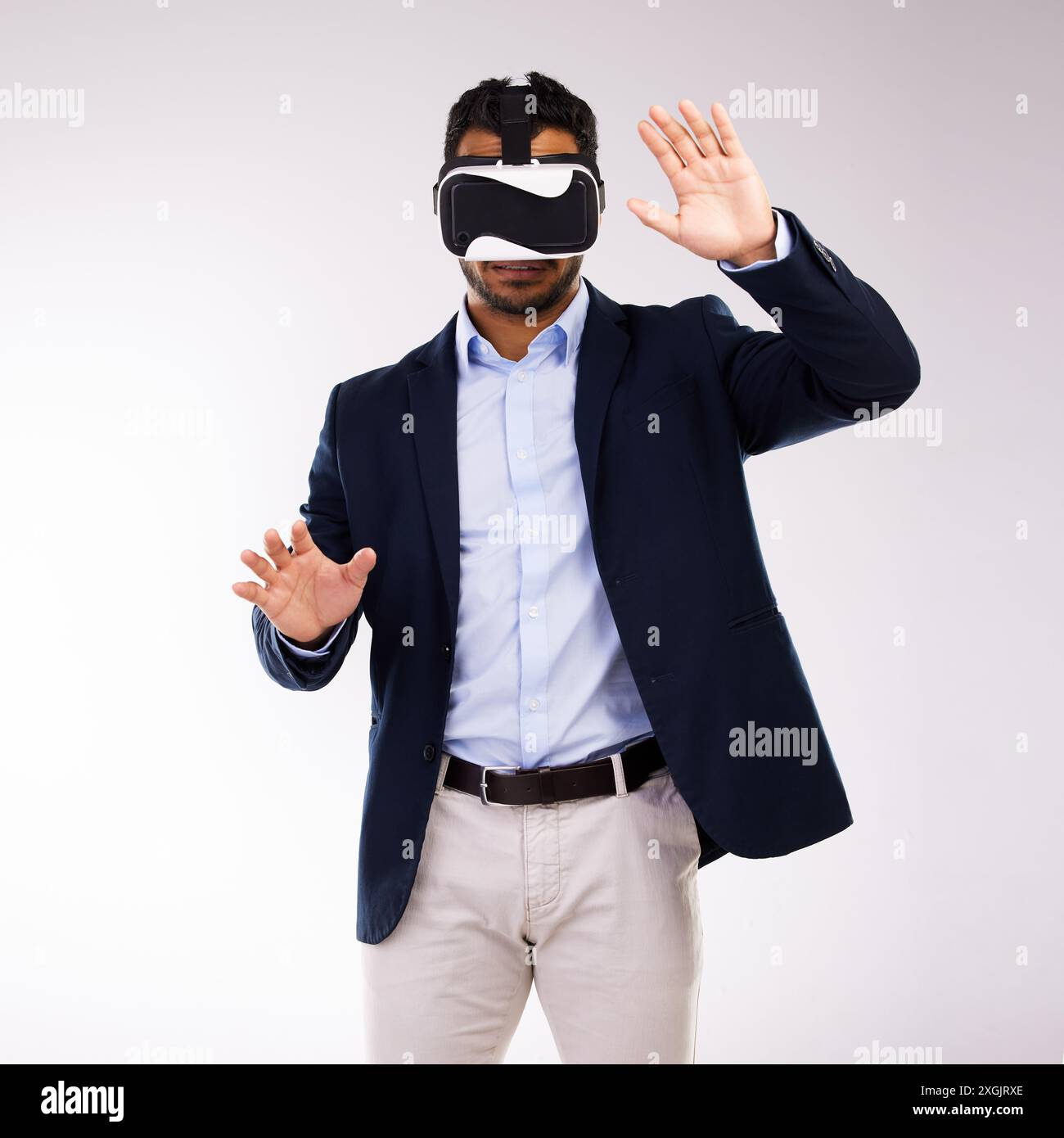 Mani, uomini d'affari e tecnologia VR in studio per metaversi, interazione e realtà aumentata. Corporate, Advocate e persona con ux per Virtual Foto Stock