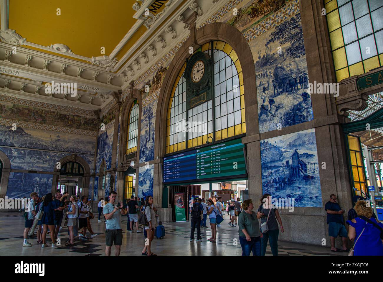 Porto, la città portoghese famosa in tutto il mondo per il suo omonimo, costruita sull'estuario del fiume Douro prima di sfociare nell'Atlantico Foto Stock